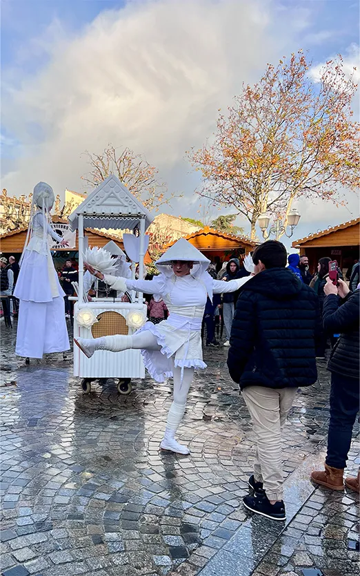 déambulation onirique inspirée du Japon, mêlant danse, échassiers lumineux et parade LED