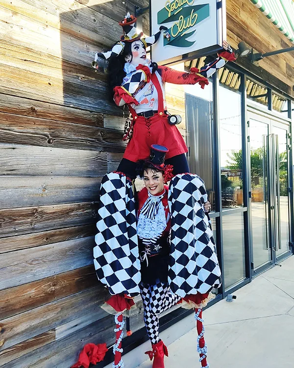 animation artistique - événement privé - jonglerie et échassiers