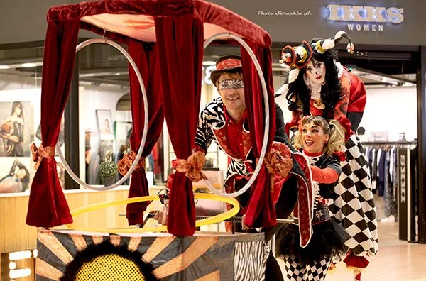 Animation centre commerciale - jongleur - échassier