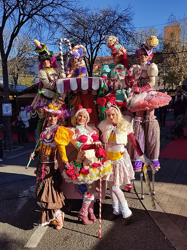 Spectacle de rue à Nîmes - échassiers et danseurs