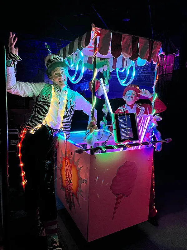 Spectacle de rue nocturne et lumineux à Nîmes