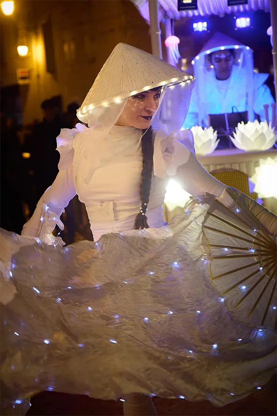 animation de rue et éventails LED - marché de Noël