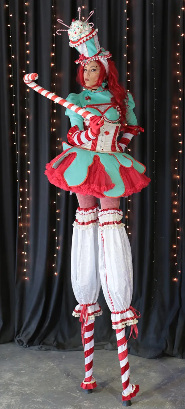 Spectacle sur échasses avec distribution de bonbons