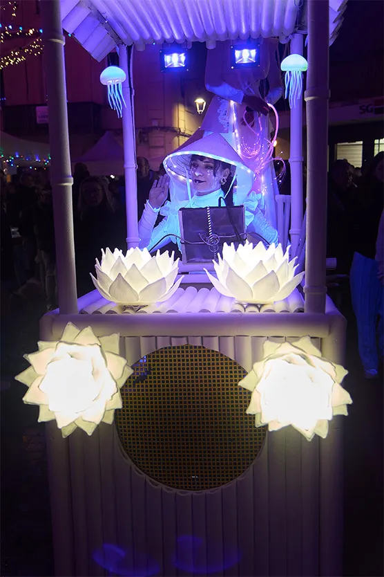 parade lumineuse, danse, échassiers lumineux