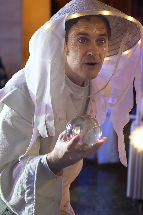 Spectacle de rue - animation lumineuse - jongleur et danseur de rue