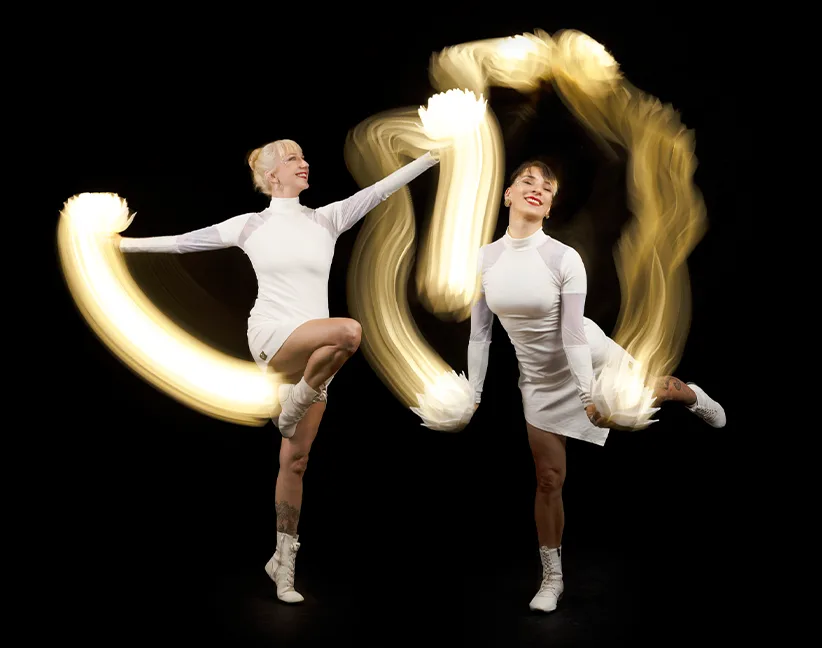 Spectacle LED en duo avec deux danseuses pour animer un événement de soirée.